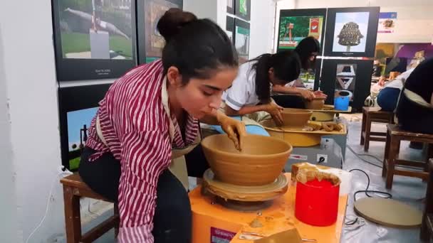 Students attending to the pottery contest at the 12th International Eskisehir Terra Cotta Symposium — Stock Video