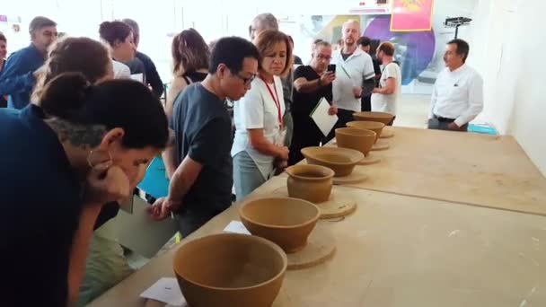 Мэр муниципалитета Тепебаси в Эскишехире посетил 12-й международный симпозиум Eskisehir Terra Cotta — стоковое видео