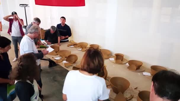 12. Uluslararası Eskişehir Terra Cotta Sempozyumu 'nda yarışmaya katılan seyirci — Stok video