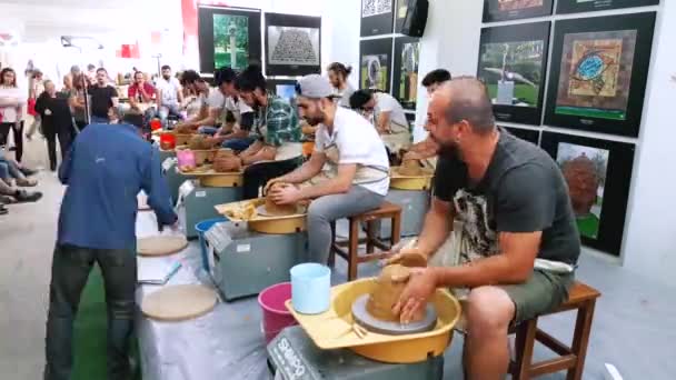 Estudiantes que asisten al concurso de cerámica en el XII Simposio Internacional Eskisehir Terra Cotta — Vídeo de stock