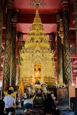 İnsanlar Phra Chao Lan tanga içinde Ku, dua