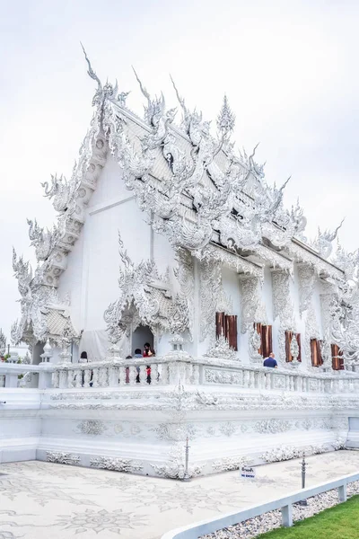Turistas en el Templo Blanco de Wat Rong Khun, arquitectura budista, C — Foto de Stock