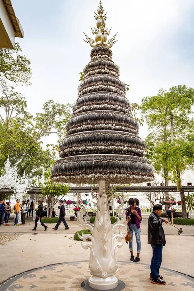 Turistas tomando fotos con teléfono móvil cerca del árbol-como stru — Foto de Stock