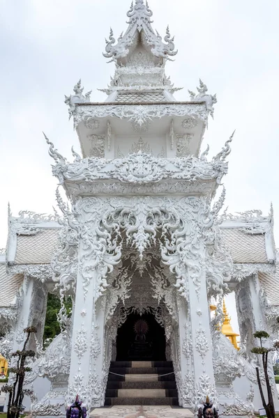 Arquitectura tailandesa en Wat Rong Khun, el Templo Blanco, Chiang Rai — Foto de Stock