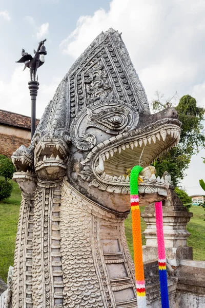 Naga staty vid Wat Phra That Lampang Luang, Lampang, Thailand — Stockfoto