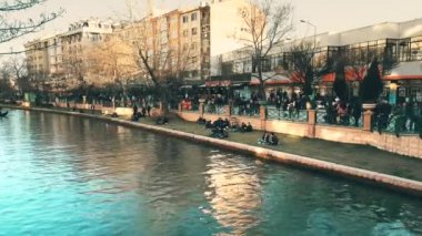 Gençlik, Eskişehir Porsuk Nehri yakınlarında bahar günü zevk