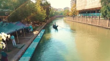 Porsuk Nehri 'nde Gondol turuna gelen insanlar, Eskişehir