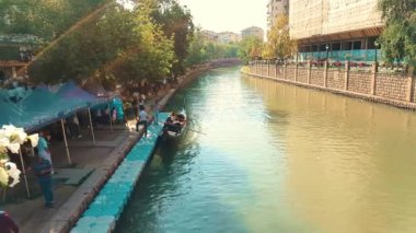 Genç kızlar Porsuk Nehri 'nde bir tur için gondol içine almak, Eskişehir
