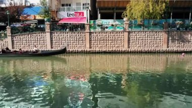 Porsuk Nehri 'nde Gondol turuna gelen insanlar, Eskişehir