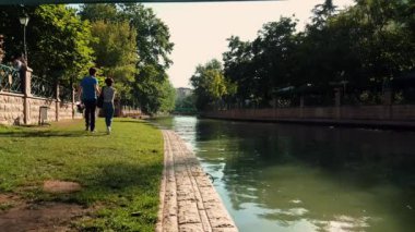 Genç çift Porsuk Nehri yakınında çim yürüyüş