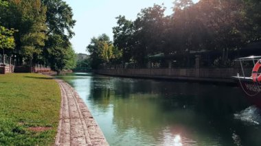 Güneşli bir günde Porsuk Nehri 'nde geçen bir teknenin hızlı hareketi