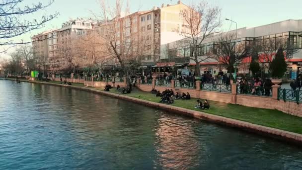 Młodzież korzystających dzień wiosny w pobliżu rzeki Porsuk, Eskisehir — Wideo stockowe