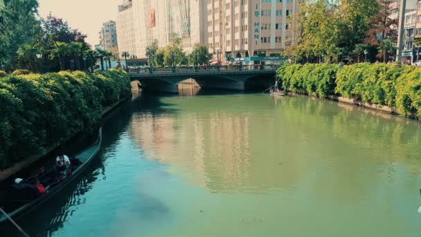 Personer som njuter av gondolturen i Porsuk River, Eskisehir — Stockvideo