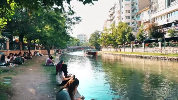 Gençlik, Eskişehir Porsuk Nehri yakınlarında bahar günü zevk — Stok video