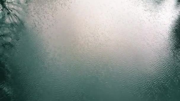 Vue de la rivière Porsuk d'en haut par un jour de printemps pluvieux, Eskisehir 