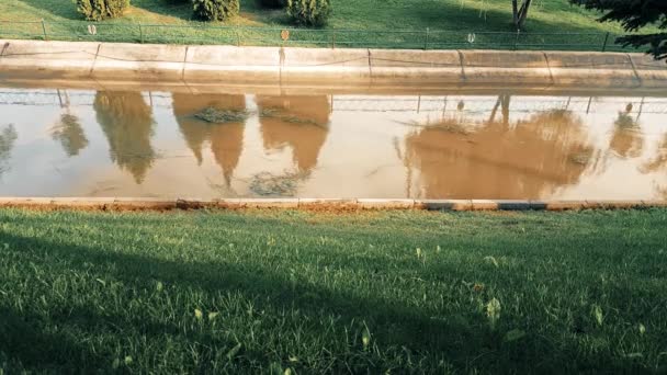 Vista de un canal en un día soleado — Vídeos de Stock