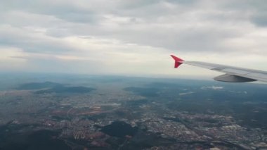Uçak şehir üzerinde uçan, pencereden görünüm
