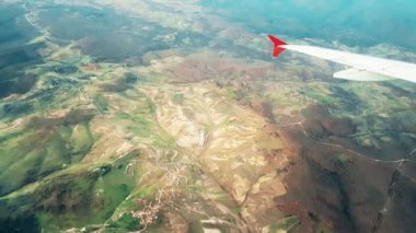 Uçak şehir üzerinde uçan, pencereden görünüm