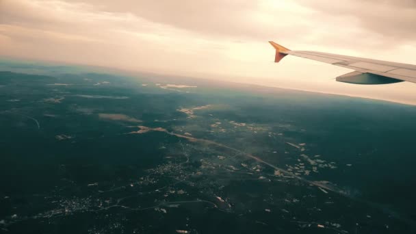 Avion survolant la ville, vue depuis la fenêtre — Video