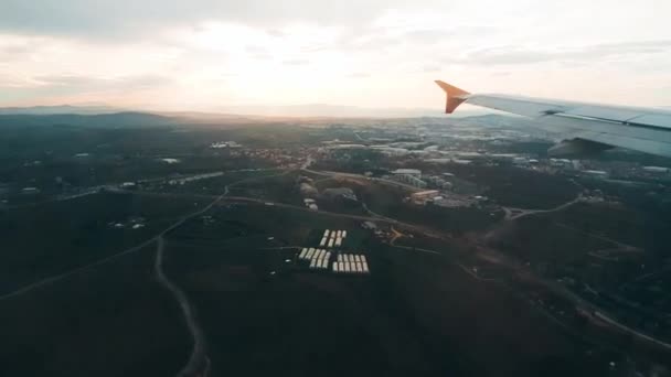 Vliegtuig landing op de luchthaven, uitzicht vanuit het raam — Stockvideo