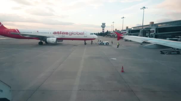Αεροπλάνο Atlas global κινείται προς τα πίσω στο Αεροδρόμιο Αντνάν Μέντερες, Σμύρνη — Αρχείο Βίντεο