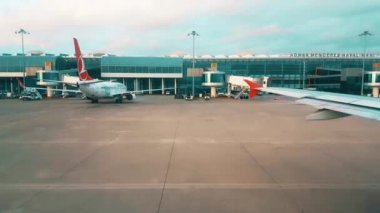 Sabah erken saatlerde uçak penceresinden havaalanının görünümü