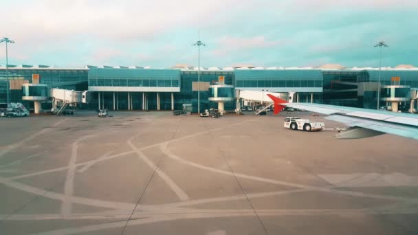 Blick auf den Flughafen aus dem Flugzeugfenster am frühen Morgen — Stockvideo