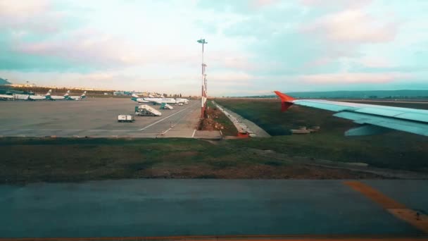 Vue de l'aéroport depuis la fenêtre de l'avion tôt le matin — Video