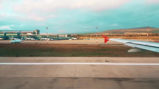 Θέα του αεροδρομίου από το παράθυρο του αεροπλάνου νωρίς το πρωί — Αρχείο Βίντεο