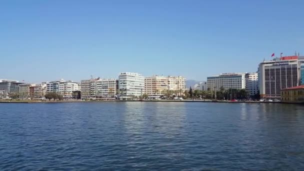 Schöne Aussicht auf Izmir von einer Fähre in der Ägäis — Stockvideo