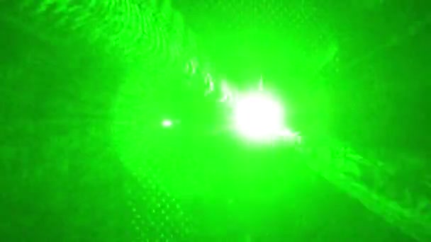 Groene laserlicht gloeien in het donker in de nachtclub — Stockvideo