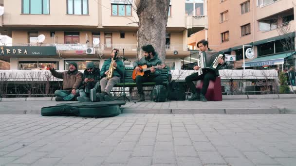 Street musicians celebrating Canakkale Victory and Martyr's Day in the street — Stock Video