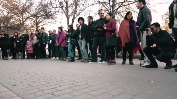 Orang-orang mendengarkan musik dan merayakan Hari Kemenangan Canakkale dan Martir di jalan — Stok Video