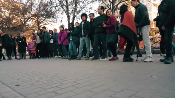 Ludzie słuchania muzyki i obchodzi Canakkale zwycięstwo i Męczennika dzień na ulicy — Wideo stockowe