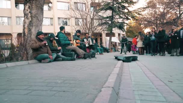 Musisi jalanan merayakan Hari Kemenangan Canakkale dan Martir di jalanan — Stok Video