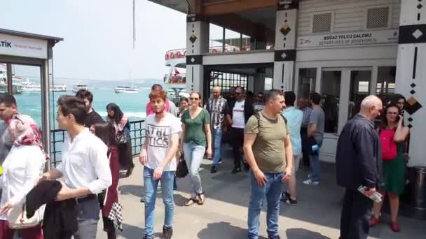 Azonosítatlan emberek kiszállon a komphajó a Besiktas Pier — Stock videók