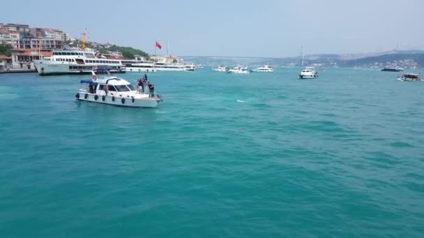 Kreuzfahrt in einer Fähre mit Meerblick auf den Bosporus in Istanbul — Stockvideo