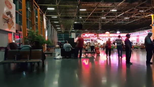 Viajeros en Bursa Bus Terminal por la noche — Vídeos de Stock