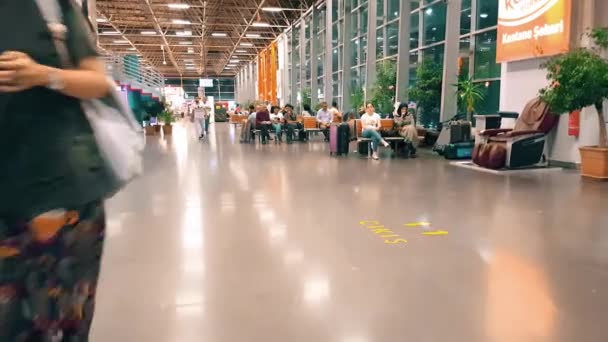 Мандрівники в Бурса Автобусний термінал вночі — стокове відео