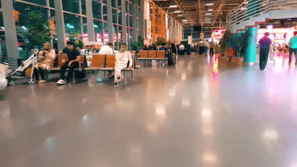 Cestovatelé na autobusovém terminálu Bursa v noci — Stock video