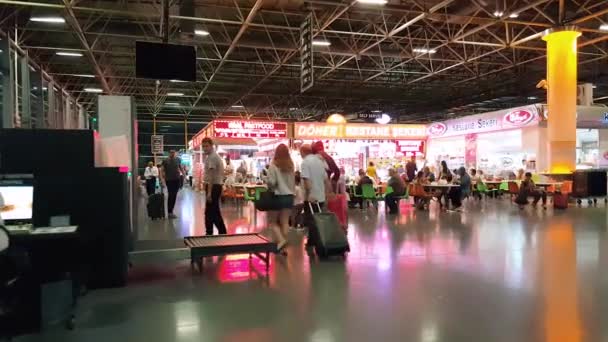 Travelers at Bursa Bus Terminal at night — Stock Video