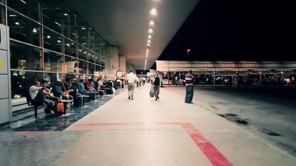 Пасажири очікують автобус в Бурса Автобусний термінал вночі — стокове відео