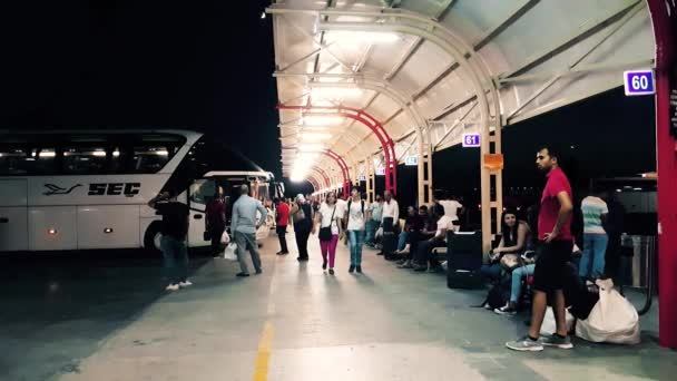 Passageiros esperando o ônibus no Terminal Rodoviário Bursa à noite — Vídeo de Stock