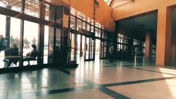 Personer som passerar den automatiska dörren vid Eskisehir bussterminal — Stockvideo