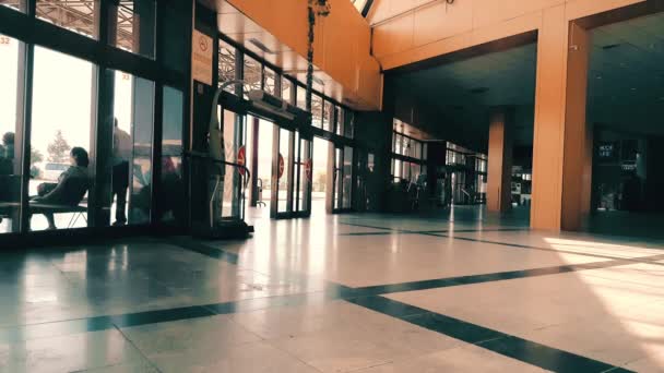 People passing by the automatic door at Eskisehir Bus Terminal — Stock Video