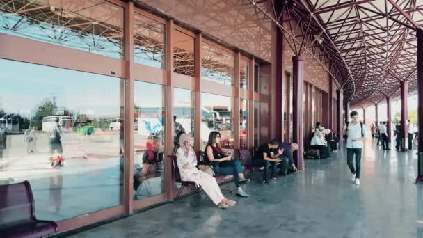 Passagiere warten an einem sonnigen Tag am Busbahnhof von Eskisehir auf den Bus — Stockvideo