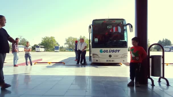 Passagiers wachten op de bus op Eskisehir bus terminal op een zonnige dag — Stockvideo