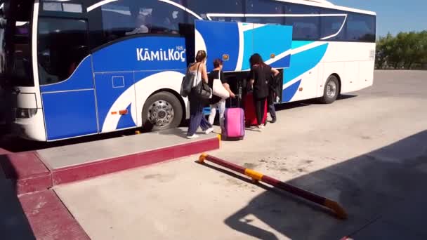 エスキシェヒルバスターミナルでバスアシスタントに荷物を渡す女性 — ストック動画