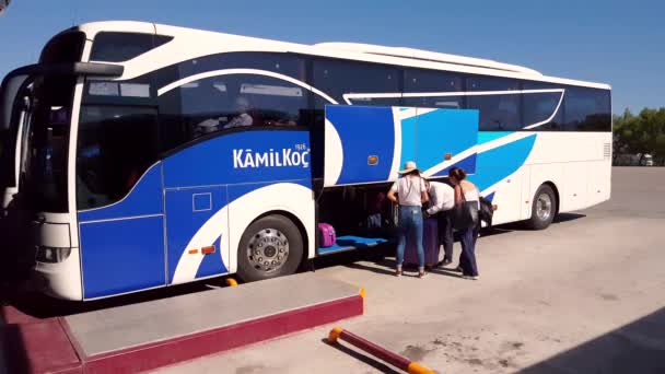 Women giving their luggages to the bus assistant at Eskisehir Bus Terminal — Stock Video