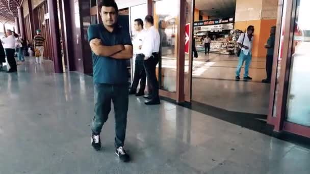 Passageiros esperando o ônibus no Terminal Rodoviário Eskisehir em um dia ensolarado — Vídeo de Stock